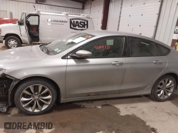 2015 Chrysler 200 S with VIN 1C3CCCDG0FN522916, listed as a IAAI auction lot 42048331 with 202,116 mi miles and . Bid and sale history available at carsss.com. Image 14.