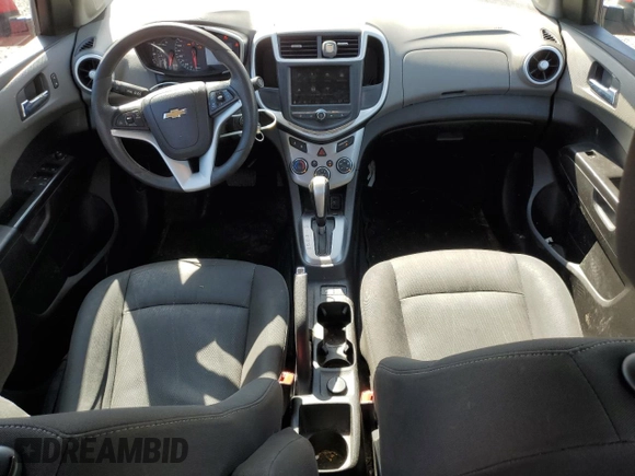 2018 Chevrolet Sonic LT z VIN 1G1JD5SH5J4106052, wystawiony jako Copart lot #52607635 z przebiegiem 83 110 mil mil oraz Szkoda całkowita • Salvage title. Historia ofert i sprzedaży dostępna na DreamBid. Obrazek 8.