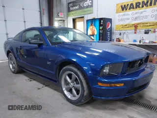 2006 Ford Mustang GT Deluxe z VIN 1ZVFT82H665185747, wystawiony jako IAAI lot #42293060 z przebiegiem 157 093 mil mil oraz . Historia ofert i sprzedaży dostępna na DreamBid. Obrazek 1.
