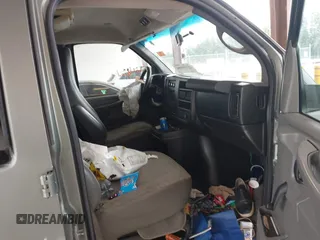 2011 Chevrolet Express Passenger LS z VIN 1GNSGBF43B1145404, wystawiony jako IAAI lot #42359594 z przebiegiem 126 042 mil mil oraz . Historia ofert i sprzedaży dostępna na DreamBid. Obrazek 5.