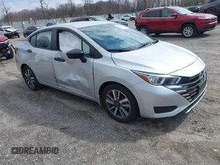 2023 Nissan Versa S z VIN 3N1CN8DV5PL823882, wystawiony jako IAAI lot #41715680 z przebiegiem 52 713 mil mil oraz . Historia ofert i sprzedaży dostępna na DreamBid. Obrazek 1.