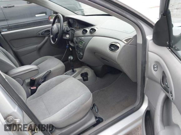 2003 Ford Focus SE Fleet z VIN 1FAFP36323W191551, wystawiony jako IAAI lot #42498013 z przebiegiem 142 724 mil mil oraz . Historia ofert i sprzedaży dostępna na DreamBid. Obrazek 5.