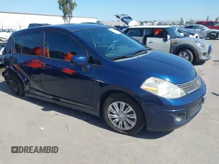 2008 Nissan Versa S z VIN 3N1BC13E88L382924, wystawiony jako IAAI lot #42302553 z przebiegiem 152 347 mil mil oraz . Historia ofert i sprzedaży dostępna na DreamBid. Obrazek 1.