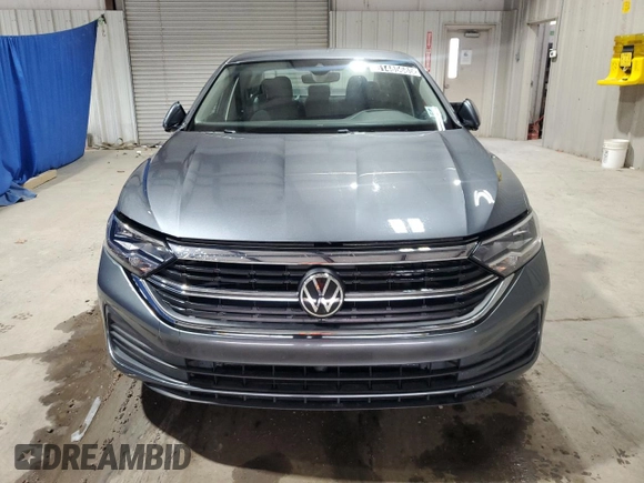 2024 Volkswagen Jetta S z VIN 3VW5M7BU9RM005367, wystawiony jako Copart lot #61485685 z przebiegiem 33 968 mil mil oraz Czysty tytuł • Clean title. Historia ofert i sprzedaży dostępna na DreamBid. Obrazek 5.
