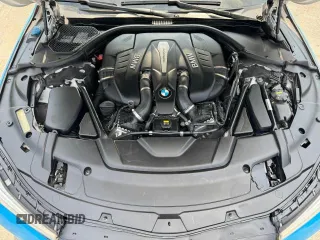 2017 BMW 7 Series 750i z VIN WBA7F0C34HGM22159, wystawiony jako Copart lot #59288865 z przebiegiem 79 952 mil mil oraz Szkoda całkowita • Salvage title. Historia ofert i sprzedaży dostępna na DreamBid. Obrazek 14.
