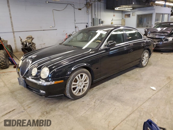 2003 Jaguar S-Type z VIN SAJEA01U93HM84195, wystawiony jako Copart lot #54300574 z przebiegiem 98 820 mil mil oraz Czysty tytuł • Clean title. Historia ofert i sprzedaży dostępna na DreamBid. Obrazek 1.