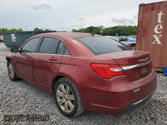 2013 Chrysler 200 Touring z VIN 1C3CCBBB4DN577755, wystawiony jako Copart lot #55904845 z przebiegiem 138 423 mil mil oraz Szkoda całkowita • Salvage title. Historia ofert i sprzedaży dostępna na DreamBid. Obrazek 2.