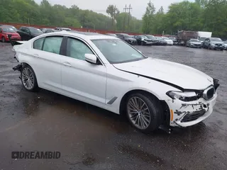 2020 BMW 5 Series 540i xDrive z VIN WBAJS3C00LWW68634, wystawiony jako IAAI lot #42259311 z przebiegiem 51 555 mil mil oraz . Historia ofert i sprzedaży dostępna na DreamBid. Obrazek 1.