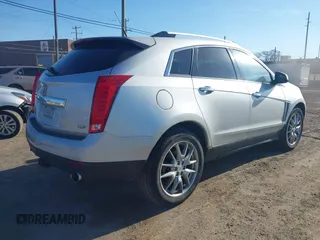 2013 Cadillac SRX Performance Collection z VIN 3GYFNHE33DS540108, wystawiony jako IAAI lot #42061957 z przebiegiem 182 797 mil mil oraz . Historia ofert i sprzedaży dostępna na DreamBid. Obrazek 4.