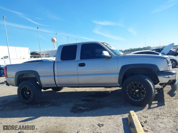 2004 Chevrolet Silverado 1500 Work Truck with VIN 2GCEC19V841321618, listed as a IAAI auction lot 41007828 with 208,620 mi miles. Bid and sale history available at carsss.com. Image 13.