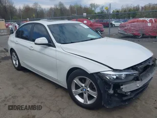 2015 BMW 3 Series 328i xDrive z VIN WBA3B5C51FF960765, wystawiony jako IAAI lot #42074658 z przebiegiem 106 598 mil mil oraz . Historia ofert i sprzedaży dostępna na DreamBid. Obrazek 1.