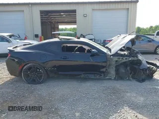 2018 Chevrolet Camaro 1SS z VIN 1G1FF1R7XJ0102124, wystawiony jako IAAI lot #42292031 z przebiegiem 117 098 mil mil oraz . Historia ofert i sprzedaży dostępna na DreamBid. Obrazek 13.