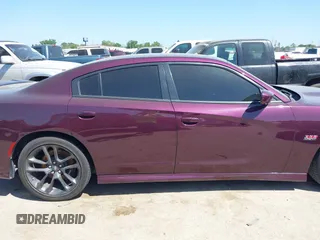 2020 Dodge Charger Scat Pack Widebody z VIN 2C3CDXGJ8LH190207, wystawiony jako IAAI lot #42003361 z przebiegiem 9 945 mil mil oraz . Historia ofert i sprzedaży dostępna na DreamBid. Obrazek 13.