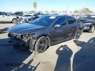 2018 Toyota Camry LE z VIN 4T1B11HK0JU546451, wystawiony jako IAAI lot #41054832 z przebiegiem 35 660 mil mil oraz . Historia ofert i sprzedaży dostępna na DreamBid. Obrazek 18.