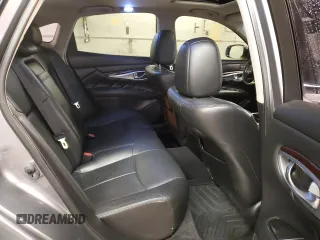2015 Infiniti Q70 z VIN JN1BY1AR1FM560117, wystawiony jako Copart lot #81796594 z przebiegiem 87 093 mil mil oraz Szkody całkowita. Historia ofert i sprzedaży dostępna na DreamBid. Obrazek 10.