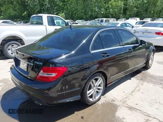 2013 Mercedes-Benz C 300 Sport z VIN WDDGF8AB0DR292722, wystawiony jako IAAI lot #42270735 z przebiegiem 113 119 mil mil oraz . Historia ofert i sprzedaży dostępna na DreamBid. Obrazek 4.