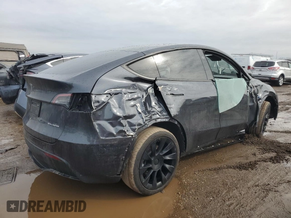 2024 Tesla Model Y Long Range with VIN 7SAYGAEE7RF043096, listed as a Copart auction lot 46939395 with 12,521 mi miles and Salvage Title. Bid and sale history available at DreamBid. Image 3.