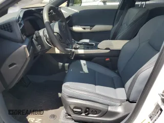 2023 Lexus RZ 450e Premium z VIN JTJAAAAB1PA005944, wystawiony jako Copart lot #59997874 z przebiegiem 7267 mil mil oraz Szkody całkowita. Historia ofert i sprzedaży dostępna na DreamBid. Obrazek 7.