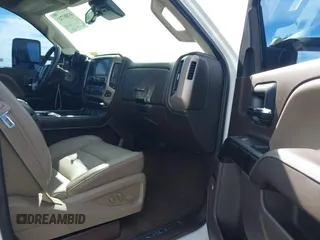 2016 GMC Sierra 2500HD Denali z VIN 1GT12UE89GF172877, wystawiony jako IAAI lot #41807741 z przebiegiem 36 719 mil mil oraz . Historia ofert i sprzedaży dostępna na DreamBid. Obrazek 5.