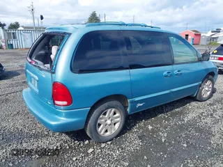1996 Dodge Caravan SE with VIN 1B4GP45R9TB426378, listed as a IAAI auction lot 41947737 with 150,182 mi miles and . Bid and sale history available at carsss.com. Image 4.