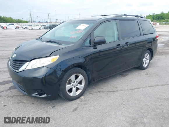 2014 Toyota Sienna LE AAS z VIN 5TDKK3DC1ES506563, wystawiony jako IAAI lot #42108481 z przebiegiem 173 831 mil mil oraz . Historia ofert i sprzedaży dostępna na DreamBid. Obrazek 2.