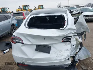 2025 Tesla Model Y Long Range z VIN 7SAYGDED9SA357876, wystawiony jako IAAI lot #41555227 z przebiegiem 1 600 mil mil oraz . Historia ofert i sprzedaży dostępna na DreamBid. Obrazek 15.