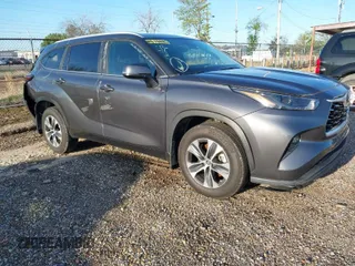 2024 Toyota Highlander LE z VIN 5TDKDRAH0RS528587, wystawiony jako IAAI lot #42002196 z przebiegiem 9 363 mil mil oraz . Historia ofert i sprzedaży dostępna na DreamBid. Obrazek 1.