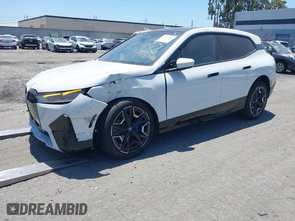 2025 BMW iX xDrive50 z VIN WB523CF07SCT17117, wystawiony jako IAAI lot #42042262 z przebiegiem 7 485 mil mil oraz . Historia ofert i sprzedaży dostępna na DreamBid. Obrazek 2.