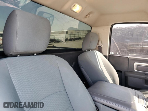 2016 Ram 1500 Express z VIN 3C6JR6AG7GG278061, wystawiony jako Copart lot #49131305 z przebiegiem Nie podano mil oraz Szkoda całkowita • Salvage title. Historia ofert i sprzedaży dostępna na DreamBid. Obrazek 10.
