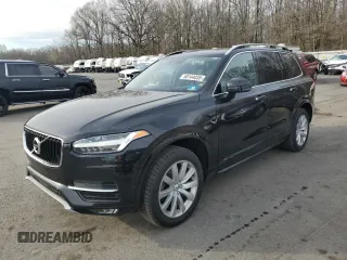 2017 Volvo XC90 Momentum z VIN YV4A22PK4H1155882, wystawiony jako Copart lot #50144035 z przebiegiem 102 137 mil mil oraz Szkody całkowita. Historia ofert i sprzedaży dostępna na DreamBid. Obrazek 1.