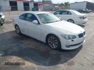 2011 BMW 3 Series 328i z VIN WBAKE5C54BE429546, wystawiony jako IAAI lot #42149284 z przebiegiem 79 967 mil mil oraz . Historia ofert i sprzedaży dostępna na DreamBid. Obrazek 1.