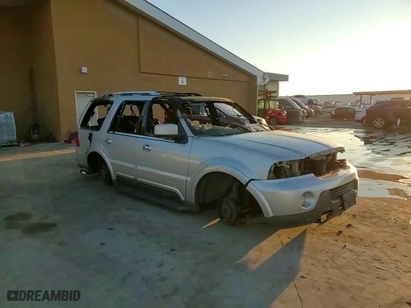 2004 Lincoln Navigator Luxury with VIN 5LMFU28R74LJ27841, listed as a Copart auction lot 83258624 with 0 mi miles and Non Repairable. Bid and sale history available at carsss.com. Image 10.