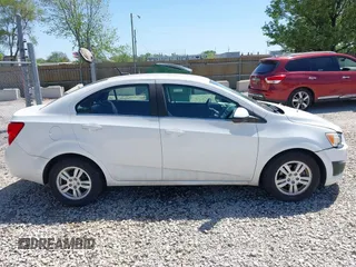 2012 Chevrolet Sonic LT z VIN 1G1JC5SH8C4176795, wystawiony jako IAAI lot #42291906 z przebiegiem Nie podano mil oraz . Historia ofert i sprzedaży dostępna na DreamBid. Obrazek 13.