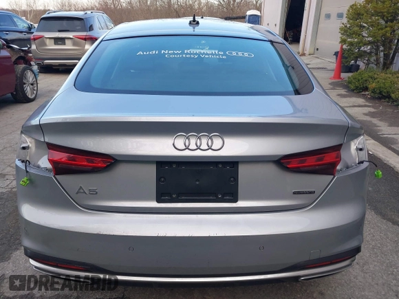 2024 Audi A5 Sportback Premium z VIN WAUABCF57RA023069, wystawiony jako IAAI lot #39079825 z przebiegiem 2 810 mil mil oraz . Historia ofert i sprzedaży dostępna na DreamBid. Obrazek 16.