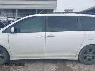 2015 Toyota Sienna SE with VIN 5TDXK3DC7FS599287, listed as a IAAI auction lot 41565671 with 111,626 mi miles. Bid and sale history available at carsss.com. Image 14.