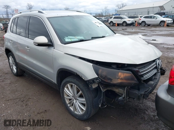 2013 Volkswagen Tiguan SE z VIN WVGBV7AX7DW501335, wystawiony jako IAAI lot #41856816 z przebiegiem 129 615 mil mil oraz . Historia ofert i sprzedaży dostępna na DreamBid. Obrazek 1.