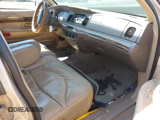1998 Mercury Grand Marquis GS z VIN 2MEFM74W3WX668888, wystawiony jako IAAI lot #42042350 z przebiegiem 113 702 mil mil oraz . Historia ofert i sprzedaży dostępna na DreamBid. Obrazek 5.