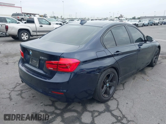 2017 BMW 3 Series 320i z VIN WBA8E1G50HNU13320, wystawiony jako IAAI lot #42327306 z przebiegiem 99 127 mil mil oraz . Historia ofert i sprzedaży dostępna na DreamBid. Obrazek 4.