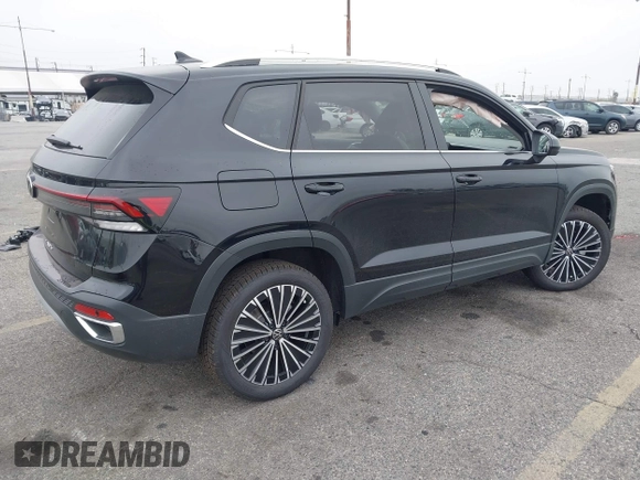 2025 Volkswagen Taos z VIN 3VVSC7B22SM011056, wystawiony jako IAAI lot #41889662 z przebiegiem 75 mil mil oraz . Historia ofert i sprzedaży dostępna na DreamBid. Obrazek 4.