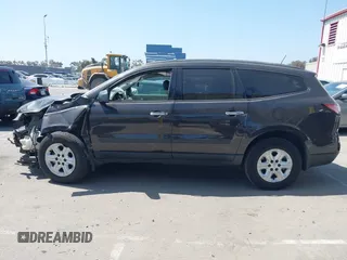 2017 Chevrolet Traverse LS z VIN 1GNKRFED1HJ154839, wystawiony jako IAAI lot #42304339 z przebiegiem Nie podano mil oraz . Historia ofert i sprzedaży dostępna na DreamBid. Obrazek 13.