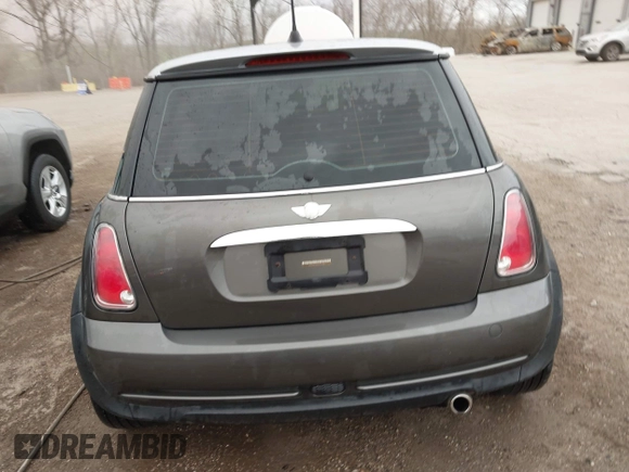 2006 MINI Hardtop z VIN WMWRC33506TK71183, wystawiony jako IAAI lot #41821227 z przebiegiem 87 958 mil mil oraz . Historia ofert i sprzedaży dostępna na DreamBid. Obrazek 16.