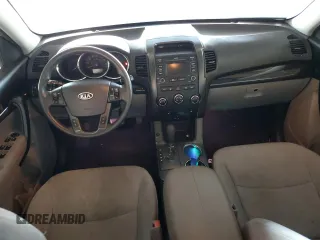 2013 Kia Sorento LX z VIN 5XYKT4A65DG333708, wystawiony jako Copart lot #59422375 z przebiegiem 118 326 mil mil oraz Czysty tytuł • Clean title. Historia ofert i sprzedaży dostępna na DreamBid. Obrazek 8.