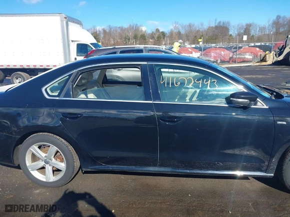 2015 Volkswagen Passat 1.8T S with VIN 1VWAT7A31FC111304, listed as a IAAI auction lot 41672443 with 119,749 mi miles. Bid and sale history available at carsss.com. Image 13.