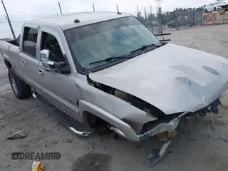 2005 GMC Sierra 2500HD SLE z VIN 1GTHK23U35F803901, wystawiony jako IAAI lot #42042730 z przebiegiem 272 792 mil mil oraz . Historia ofert i sprzedaży dostępna na DreamBid. Obrazek 1.