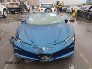 2022 Ferrari SF90 z VIN ZFF96NMA5N0283932, wystawiony jako IAAI lot #41702380 z przebiegiem 5 203 mil mil oraz . Historia ofert i sprzedaży dostępna na DreamBid. Obrazek 12.