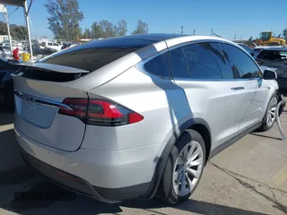 2016 Tesla Model X 70D z VIN 5YJXCBE25GF021322, wystawiony jako IAAI lot #41866368 z przebiegiem 95 072 mil mil oraz . Historia ofert i sprzedaży dostępna na DreamBid. Obrazek 4.