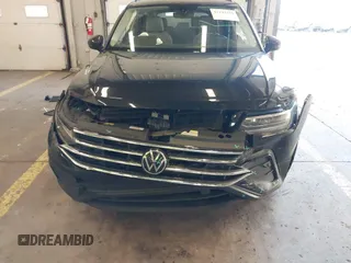 2023 Volkswagen Tiguan S z VIN 3VVRB7AX6PM069001, wystawiony jako IAAI lot #41193316 z przebiegiem 21 586 mil mil oraz . Historia ofert i sprzedaży dostępna na DreamBid. Obrazek 6.