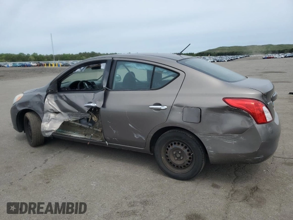 2012 Nissan Versa SV z VIN 3N1CN7AP6CL921037, wystawiony jako Copart lot #58689265 z przebiegiem 107 697 mil mil oraz Szkoda całkowita • Salvage title. Historia ofert i sprzedaży dostępna na DreamBid. Obrazek 2.