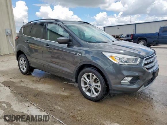 2017 Ford Escape SE z VIN 1FMCU9G91HUE17654, wystawiony jako Copart lot #56173175 z przebiegiem 97 678 mil mil oraz Czysty tytuł • Clean title. Historia ofert i sprzedaży dostępna na DreamBid. Obrazek 4.