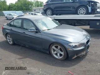 2015 BMW 3 Series 320i xDrive z VIN WBA3C3G59FNT51053, wystawiony jako IAAI lot #42648161 z przebiegiem 133 937 mil mil oraz . Historia ofert i sprzedaży dostępna na DreamBid. Obrazek 1.